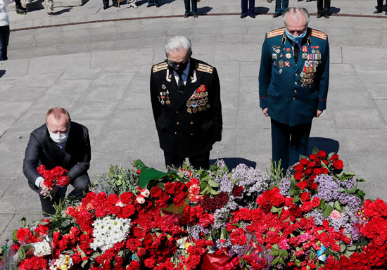 كبار ضباط الجيش الأوكراني أمام قبر الجندي المجهول