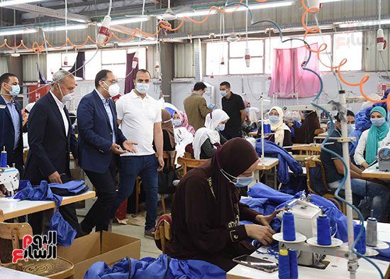 رئيس الوزراء يتفقد مصنعا للملابس الجاهزة (9)