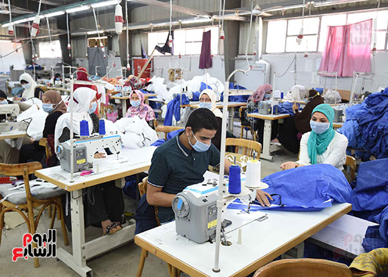 رئيس الوزراء يتفقد مصنعا للملابس الجاهزة (5)