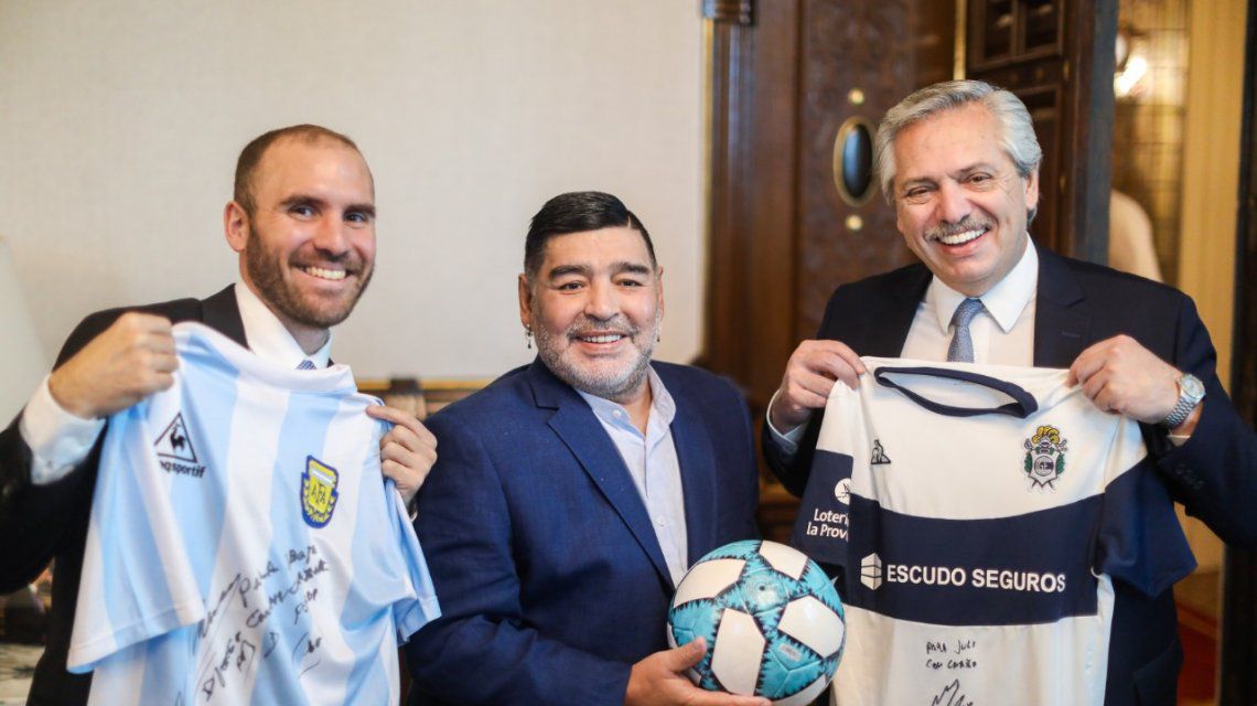 تيشيرت يحمل توقيع مارادونا لمساعدة الفقراء فى الأرجنتين ‏ (1)