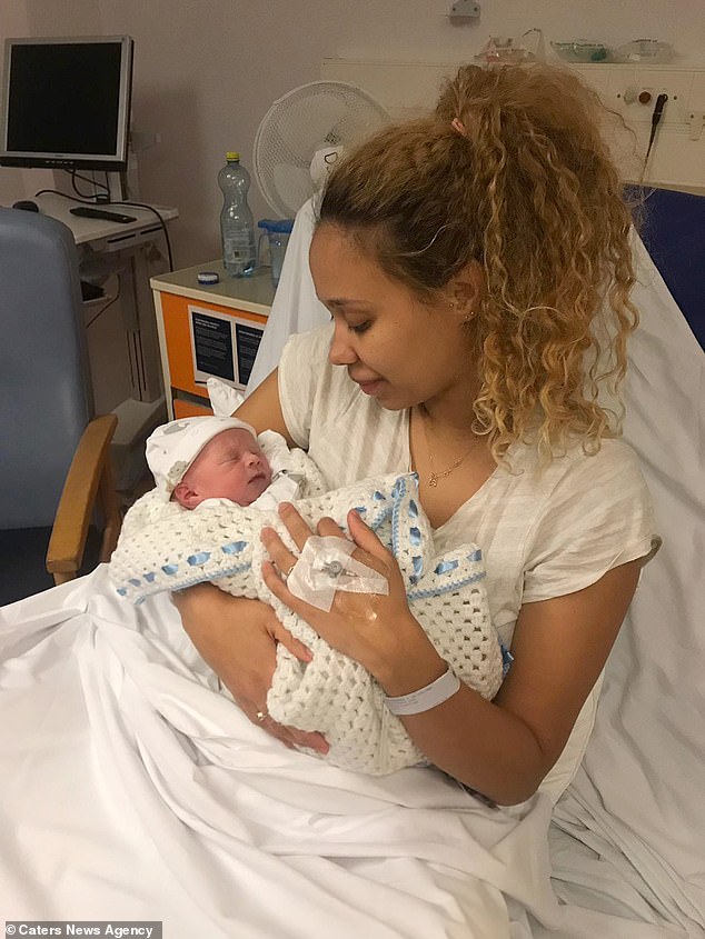 الطفل مع الام