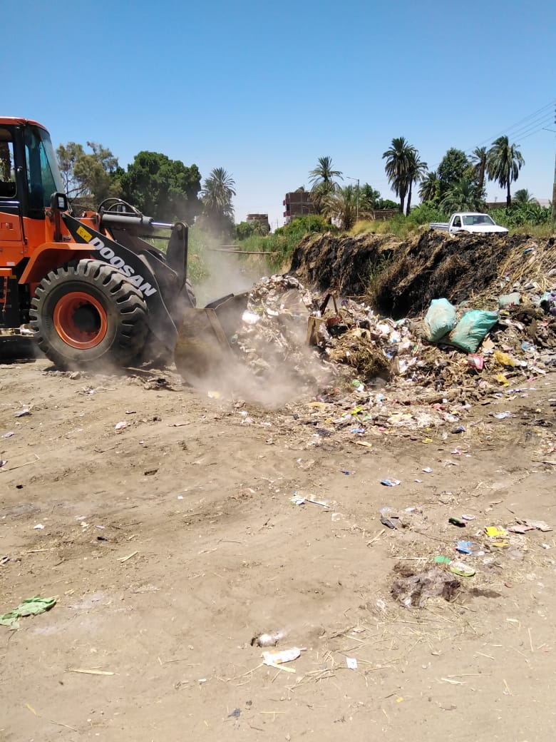 مدينة الزينية تنجح فى رفع 27 طن مخلفات وقمامة