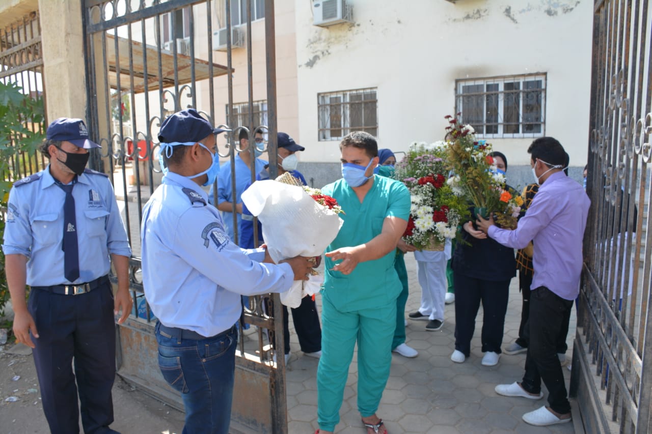 توزيع الزهور على مستشفى العزل بتمي الامديد (3)