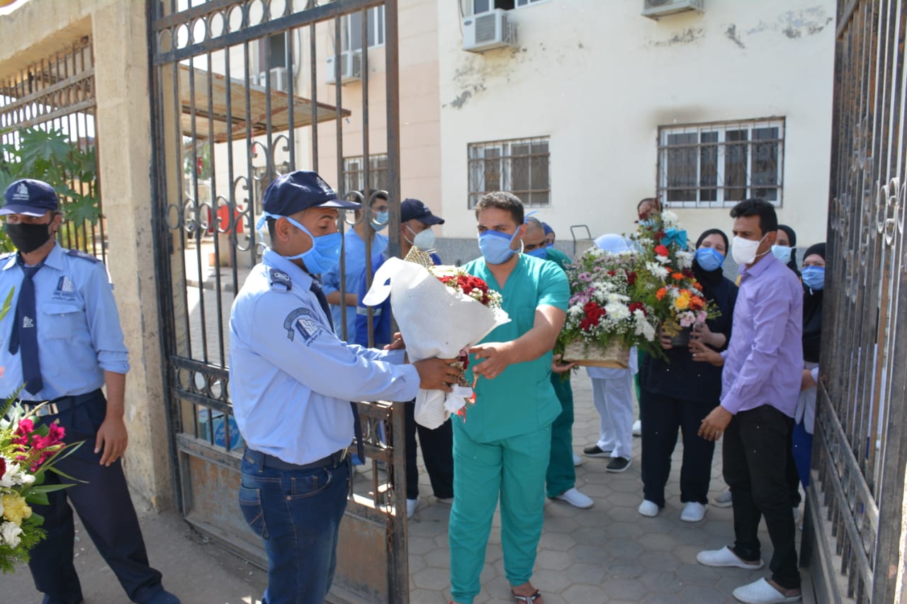 توزيع الزهور على مستشفى العزل بتمي الامديد (1)