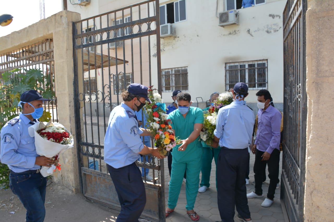 توزيع الزهور على مستشفى العزل بتمي الامديد (2)