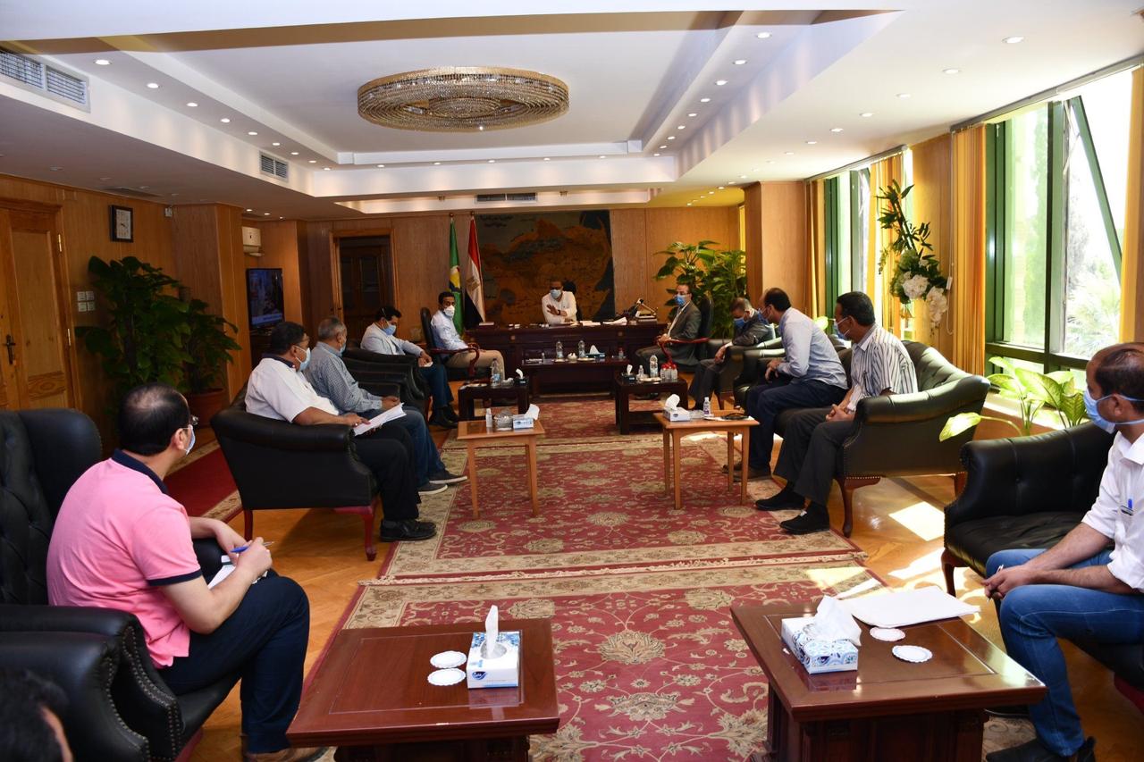 اجتماع محافظ الفيوم مع رؤساء مجالس المدن (1)
