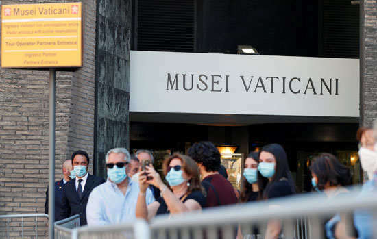 الزوار يرتدون الكمامات أمام متحف الفاتيكان