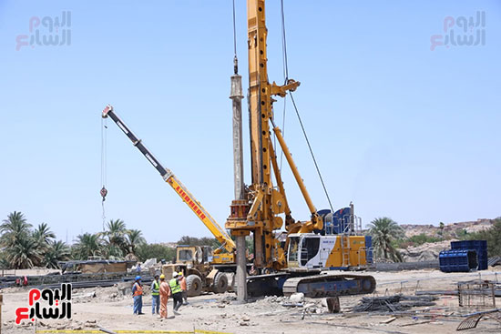 المهندس كامل الوزير يتفقد أعمال تنفيذ 4 محاور على النيل بمحافظة أسوان (10)