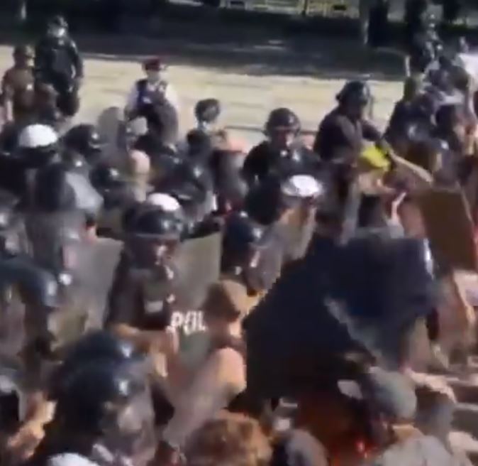 اشتباكات بين الشرطة الأمريكية ومحتجين قرب البيت الأبيض (6)