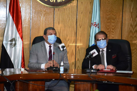 حسن راتب ووزير القوى العاملة يوقعان عقد برنامج أحلام مواطن (5)