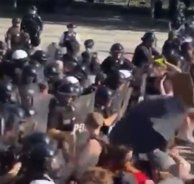 اشتباكات بين الشرطة الأمريكية ومحتجين قرب البيت الأبيض (2)