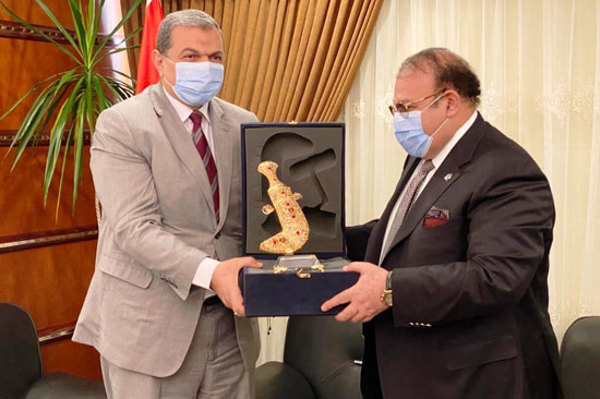 حسن راتب ووزير القوى العاملة يوقعان عقد برنامج أحلام مواطن (12)