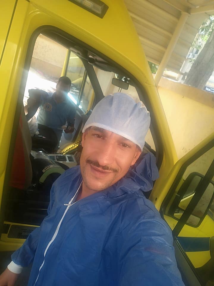 محمد أمين أحد أوائل سائقى سيارات الإسعاف نقلاً لمصابى كورونا