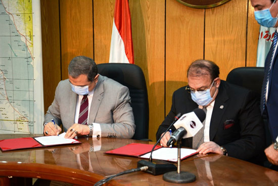 حسن راتب ووزير القوى العاملة يوقعان عقد برنامج أحلام مواطن (2)