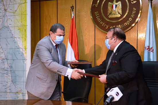 حسن راتب ووزير القوى العاملة يوقعان عقد برنامج أحلام مواطن (11)