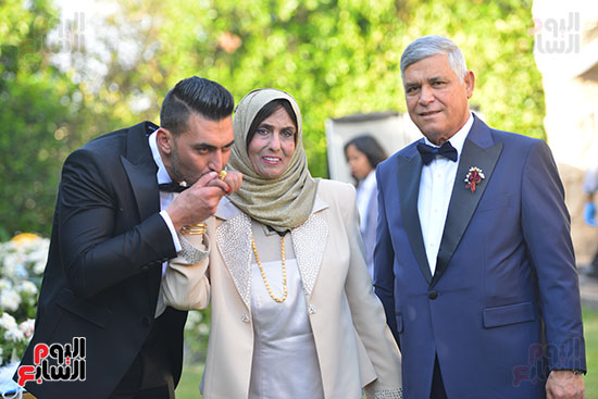 والد العريس ووالدته والعريس