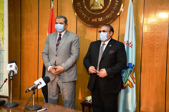 حسن راتب ووزير القوى العاملة يوقعان عقد برنامج أحلام مواطن (8)