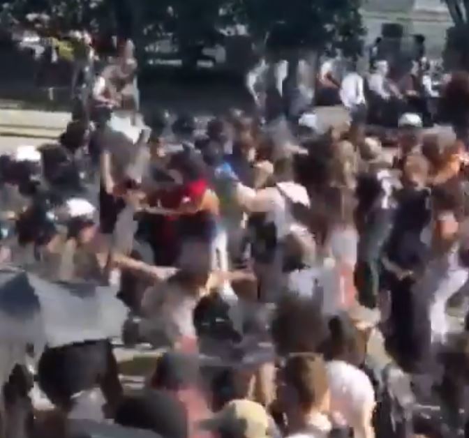 اشتباكات بين الشرطة الأمريكية ومحتجين قرب البيت الأبيض (1)