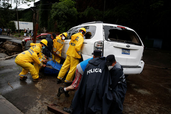 رجال الحماية المدنية تساعد سيارة عالقة جراء الأمطار