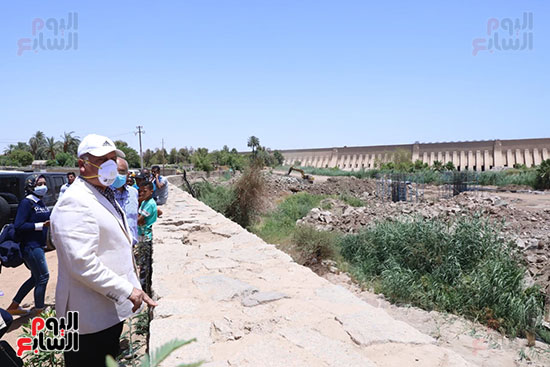 المهندس كامل الوزير يتفقد أعمال تنفيذ 4 محاور على النيل بمحافظة أسوان (9)