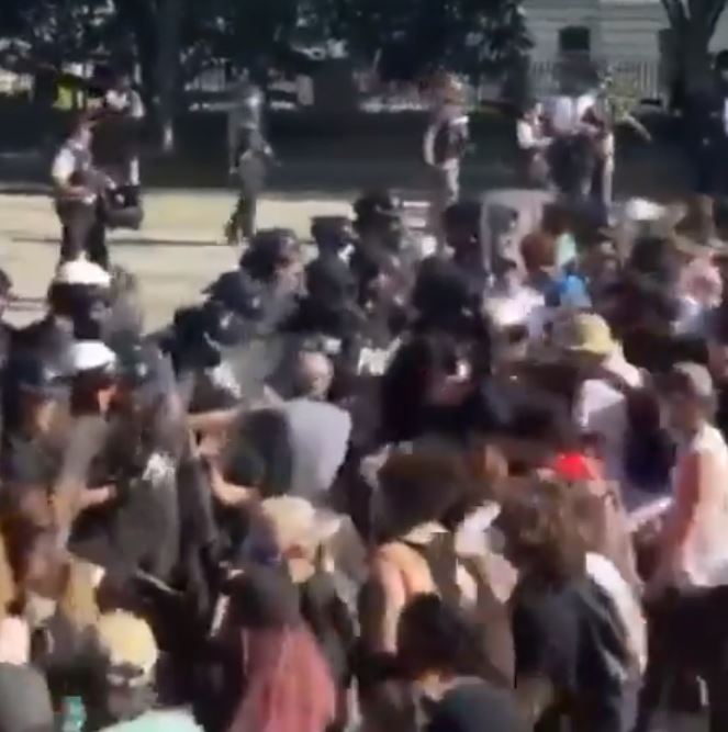 اشتباكات بين الشرطة الأمريكية ومحتجين قرب البيت الأبيض (5)
