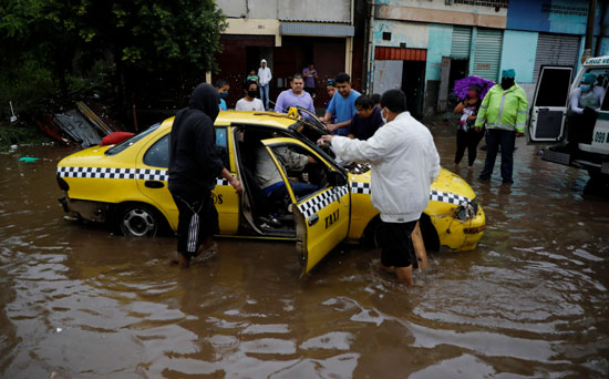 سيارة اجرة عالقة جراء مياه الامطار