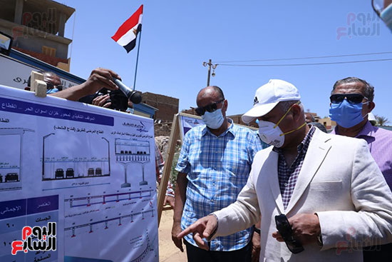 المهندس كامل الوزير يتفقد أعمال تنفيذ 4 محاور على النيل بمحافظة أسوان (14)