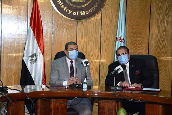 حسن راتب ووزير القوى العاملة يوقعان عقد برنامج أحلام مواطن (3)