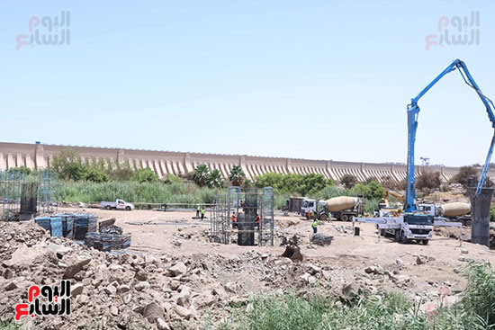 المهندس كامل الوزير يتفقد أعمال تنفيذ 4 محاور على النيل بمحافظة أسوان (3)