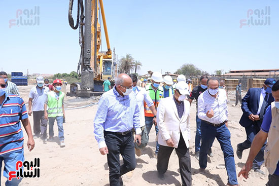 المهندس كامل الوزير يتفقد أعمال تنفيذ 4 محاور على النيل بمحافظة أسوان (5)