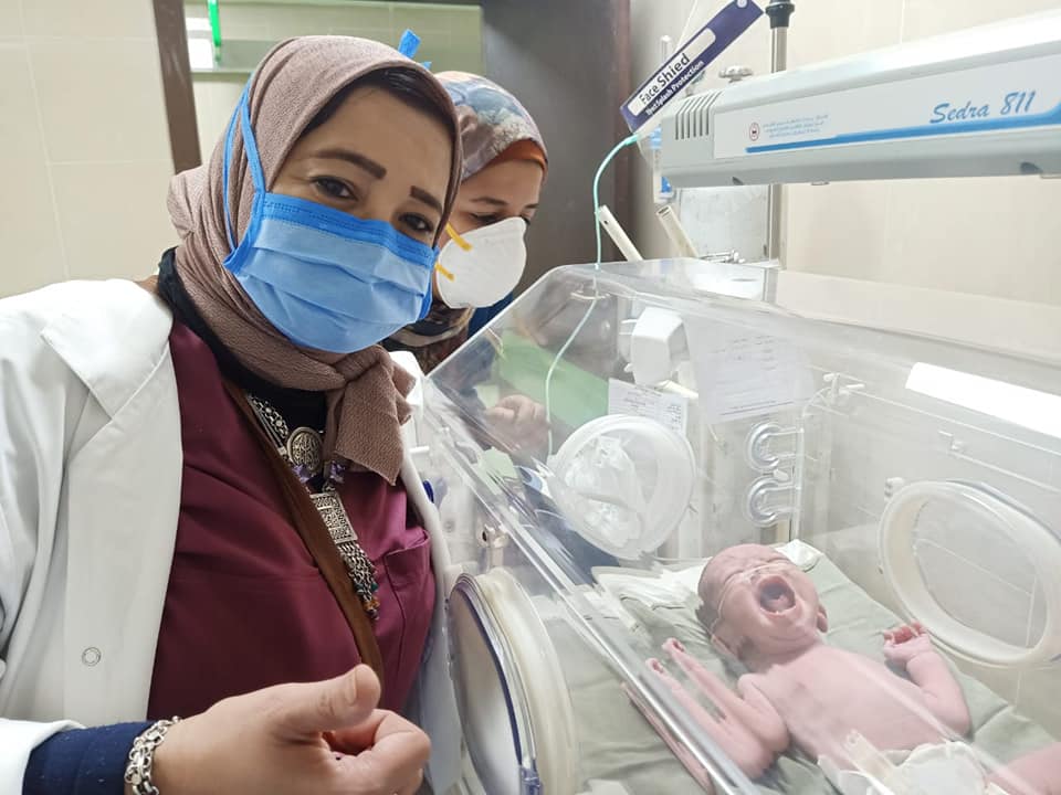 فرحة الفريق الطبى بعد إجراء ثامن عملية ولادة بالمستشفى فرحة الفريق الطبى بعد إجراء ثامن عملية ولادة بالمستشفى