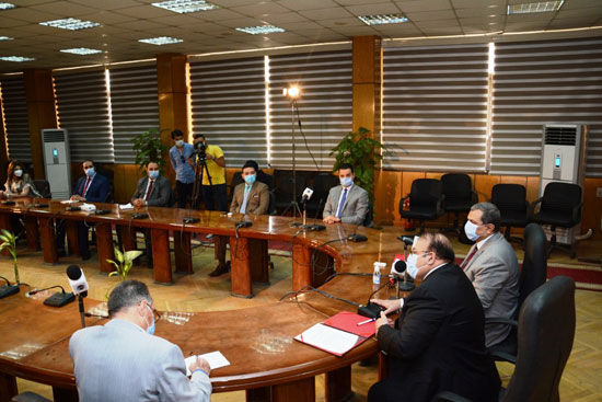 حسن راتب ووزير القوى العاملة يوقعان عقد برنامج أحلام مواطن (6)