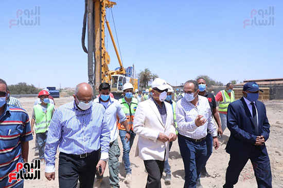 المهندس كامل الوزير يتفقد أعمال تنفيذ 4 محاور على النيل بمحافظة أسوان (18)