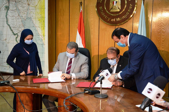 حسن راتب ووزير القوى العاملة يوقعان عقد برنامج أحلام مواطن (13)