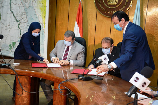 حسن راتب ووزير القوى العاملة يوقعان عقد برنامج أحلام مواطن (7)