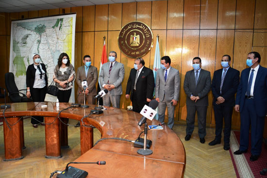 حسن راتب ووزير القوى العاملة يوقعان عقد برنامج أحلام مواطن (9)