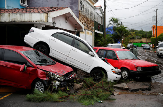 تضرر سيارات جراء الإعصار الشديد