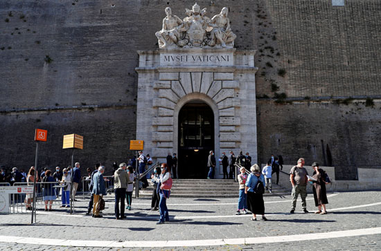 الزوار منتظرين فتح متحف الفاتيكان