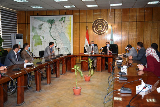 حسن راتب ووزير القوى العاملة يوقعان عقد برنامج أحلام مواطن (10)