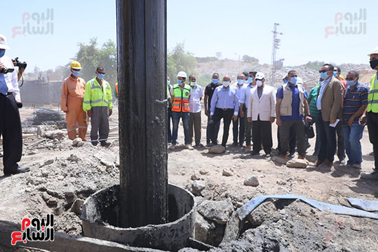 المهندس كامل الوزير يتفقد أعمال تنفيذ 4 محاور على النيل بمحافظة أسوان (6)