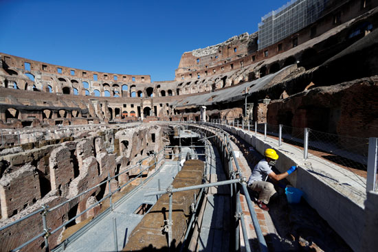 تطهير مبنى الكولوسيوم القديم فى روما