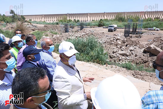 المهندس كامل الوزير يتفقد أعمال تنفيذ 4 محاور على النيل بمحافظة أسوان (15)