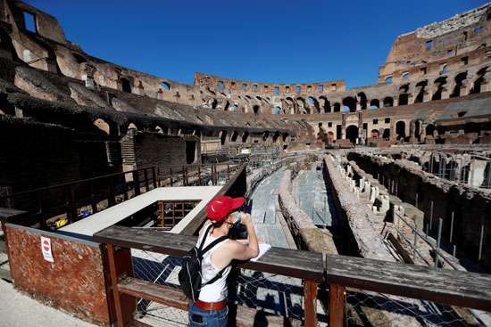 سيدة ترتدى الكمامة أثناء زياريتها للكولوسيوم القديم فى روما