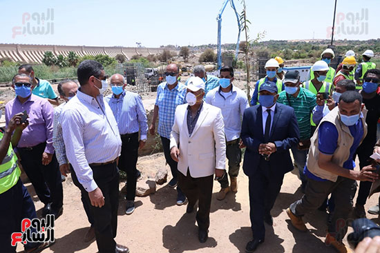 المهندس كامل الوزير يتفقد أعمال تنفيذ 4 محاور على النيل بمحافظة أسوان (20)