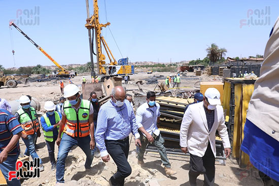 المهندس كامل الوزير يتفقد أعمال تنفيذ 4 محاور على النيل بمحافظة أسوان (17)