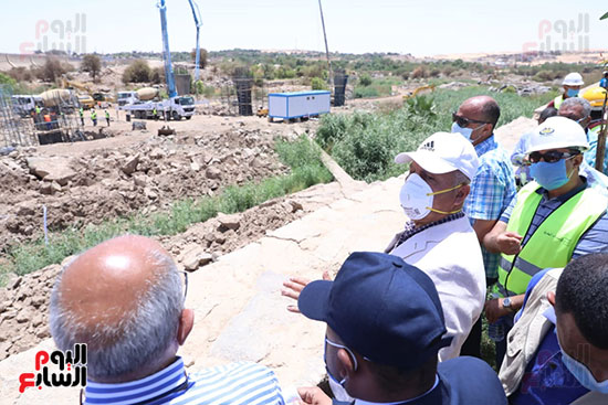 المهندس كامل الوزير يتفقد أعمال تنفيذ 4 محاور على النيل بمحافظة أسوان (16)