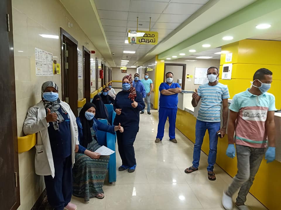 خروج 8 حالات بعد تعافيهم وشفاؤهم من فيروس كورونا بمستشفى إسنا