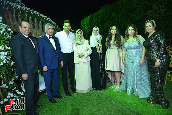 أسرة العريس حسام حامد مع والدة محمد رمضان