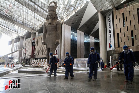 تعقيم وتطهير  الموقع الإنشائى للمتحف المصرى الكبير