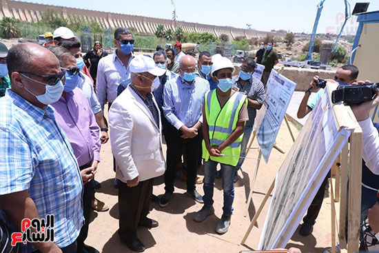 المهندس كامل الوزير يتفقد أعمال تنفيذ 4 محاور على النيل بمحافظة أسوان (13)